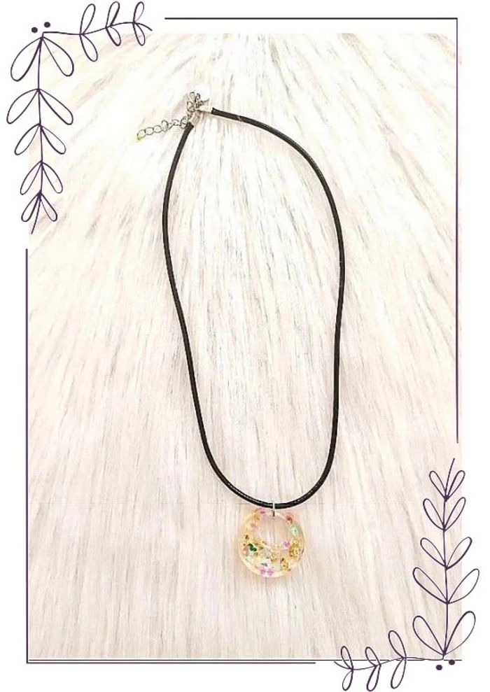💖 Collier avec médaillon résine holographique strass et paillettes - photo numéro 2