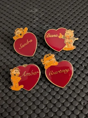 Lot de 4 pin's Garfield prénom
