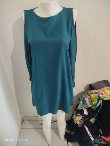 #kytie40femme. Robe taille 40 manches longues ouvert sur les épaules