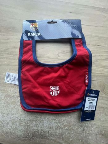 Lot de deux bavoirs 100% coton FC Barcelone
Un rouge et un bleu 
Neuf 