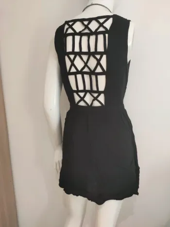Jolie robe noire dos nu, état neuf