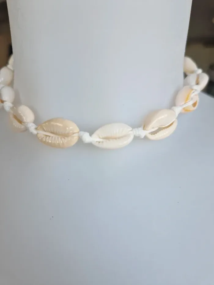 Collier fantaisie cordon et coquillage blanc - photo numéro 2