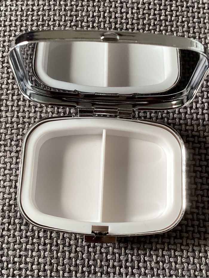 Pilulier rectangulaire un chaton avec des cerises aux coloris acidulés - photo numéro 4