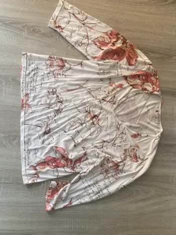 T-shirt à fleurs Armand Thierry