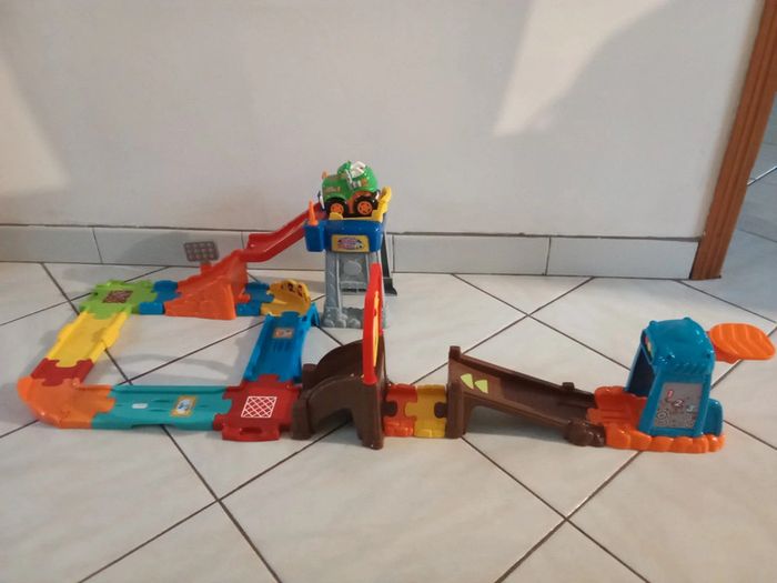 Tut Tut bolide cascade