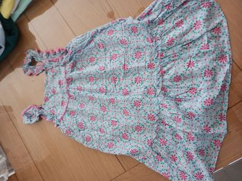 Robe bleue à fleurs
