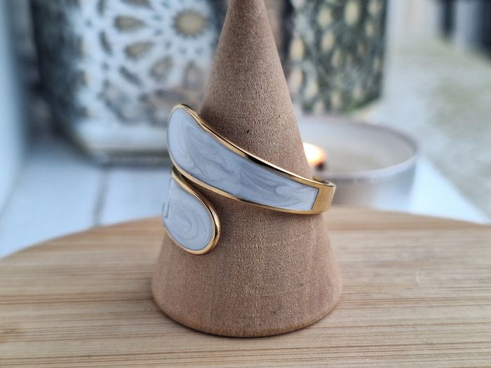 Bague Doré ouverte, avec du nacre blanc, Elégant et Minimaliste, Ajustable - photo numéro 4