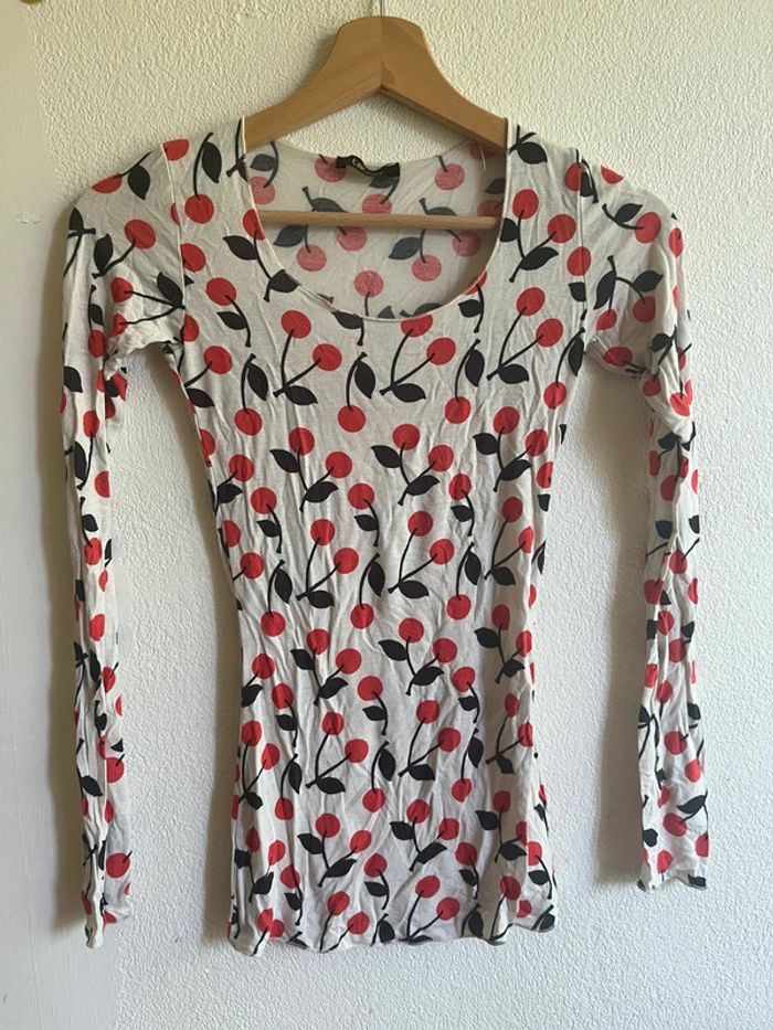 Top manches longues motifs cerises moulant 34 - photo numéro 3