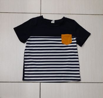 T shirt 5 ans 
Bon état 