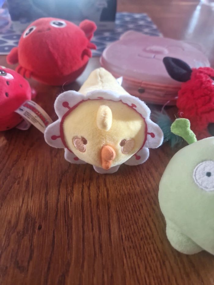Lot de peluches et range cd offert squeezamals tomy - photo numéro 4