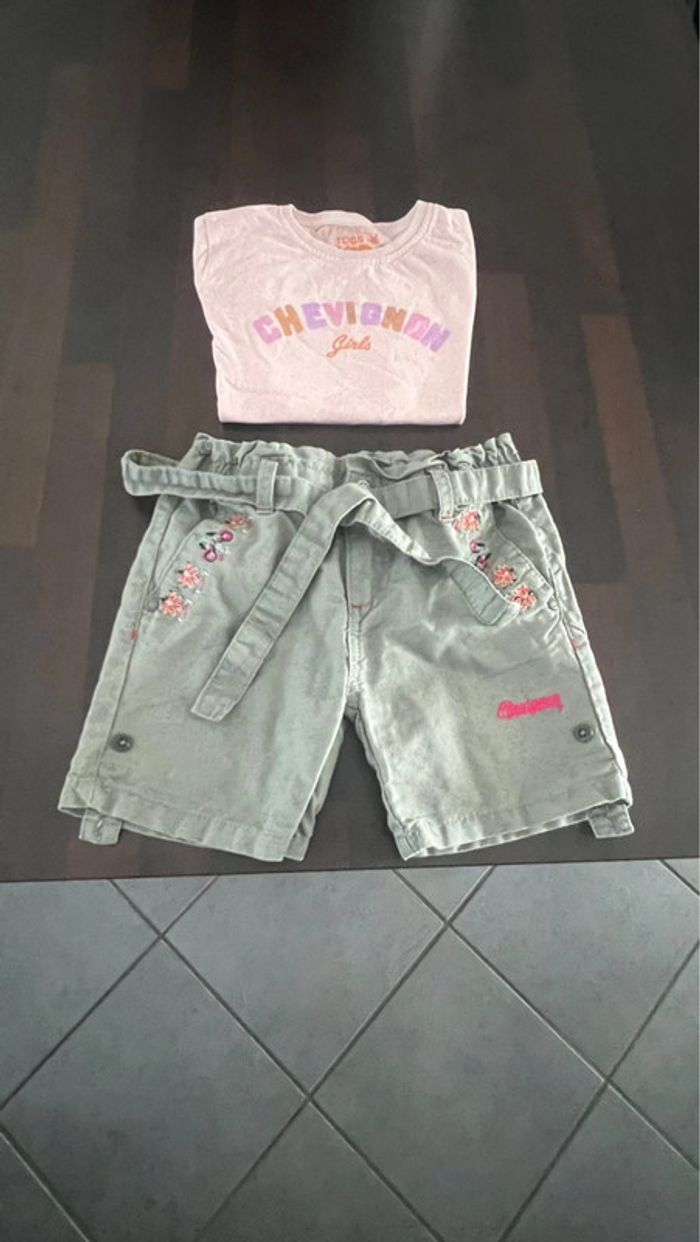 Très Joli ensemble chevignon en parfait état. Taille 8 ans 100% coton