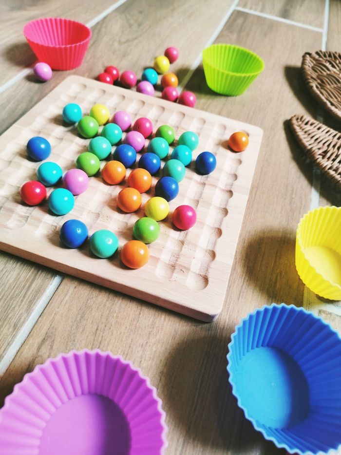 🌈Jeu de dextérité avec billes multicolores et plateau en bois Montessori - photo numéro 2