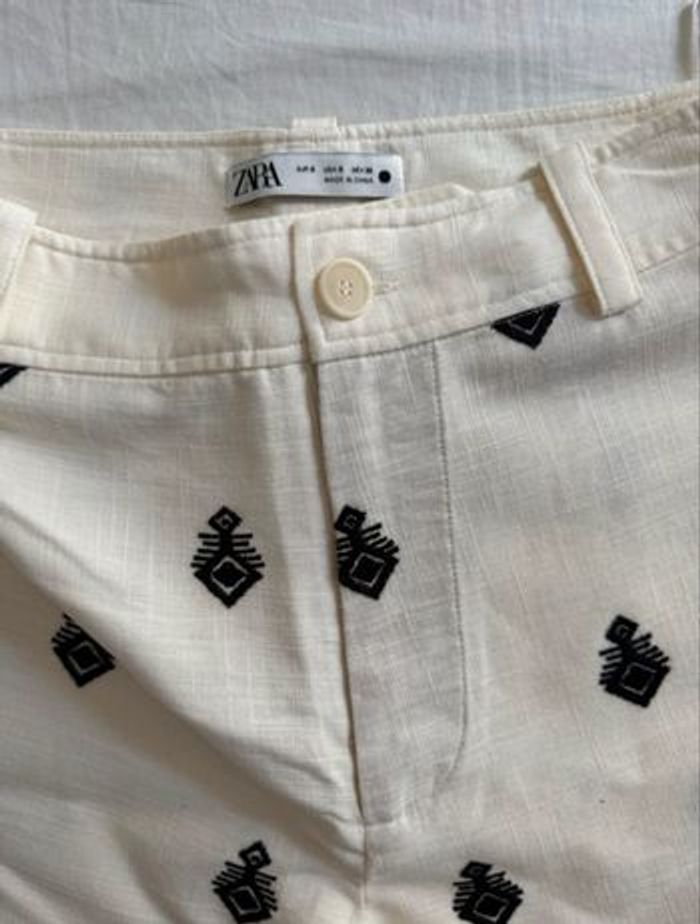 Pantalon Zara écru brodé noir – Taille S – Coupe droite chic - photo numéro 2