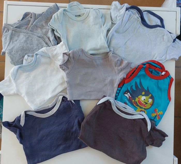 Lot 8 bodies manches courtes 1 mois