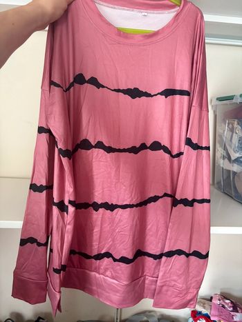 Haut rose et noire rayure