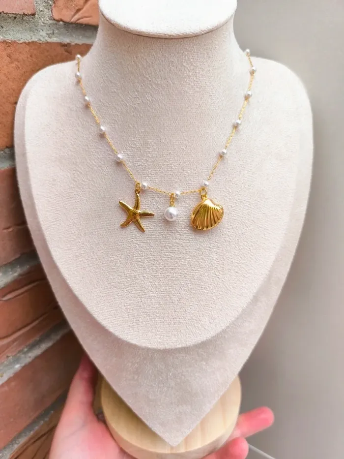 Collier doré et perles blanches avec coquillage et étoile de mer - photo numéro 2