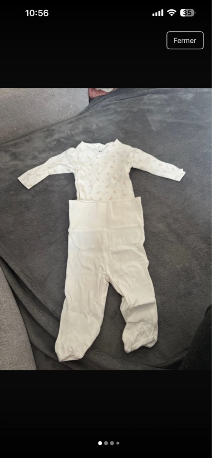 Ensemble bodie + bas , taille 3 mois , neuf