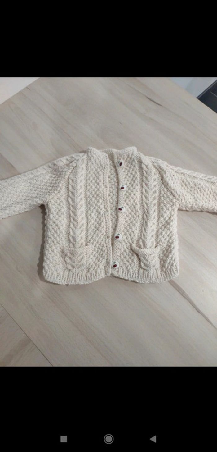 Superbe Gilet écru en laine boutons cerises fait main 3/6 mois