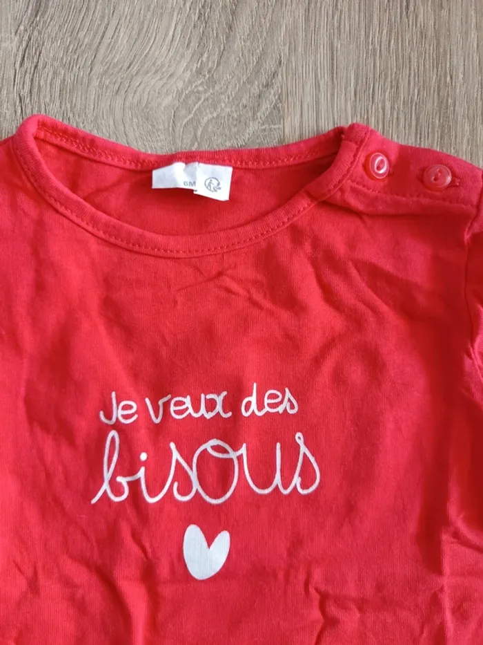 Ensemble haut t-shirt rouge et short noir bébé fille 6 mois Kiabi - photo numéro 4
