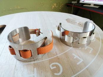 Bracelets acier/cuir.