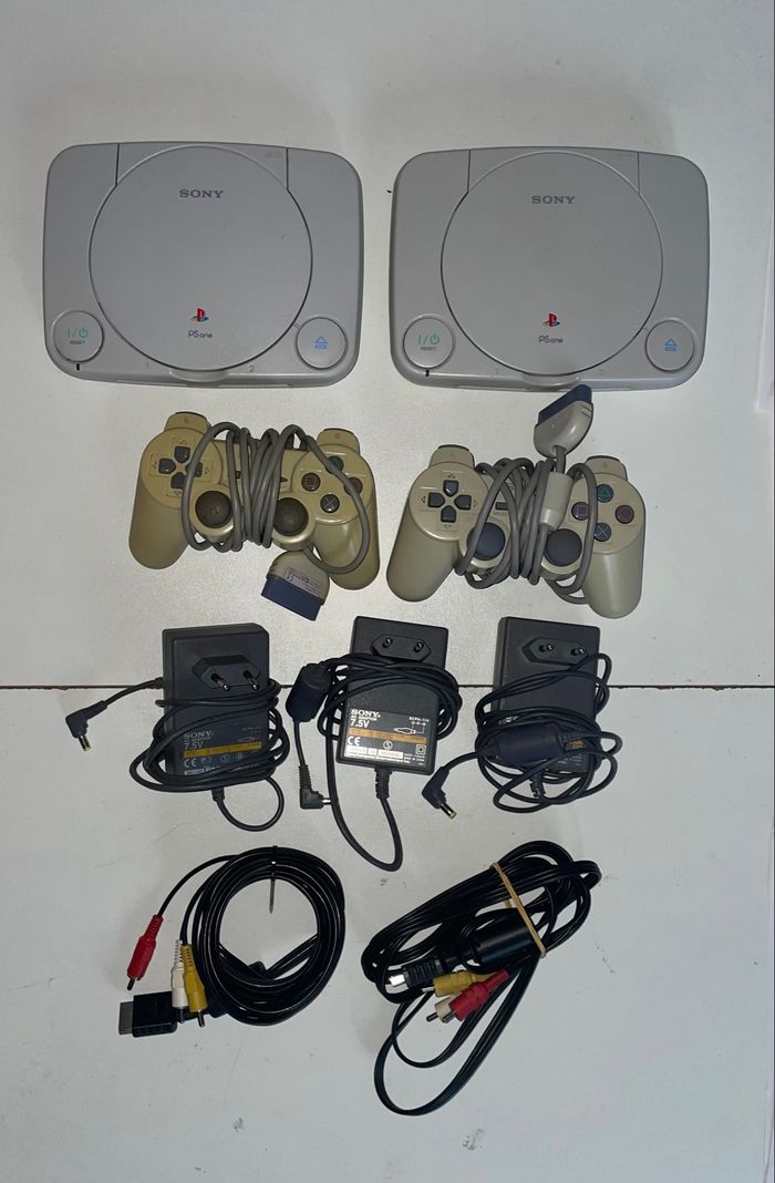 lot consoles PS1 PSone Playstation + câbles et manettes