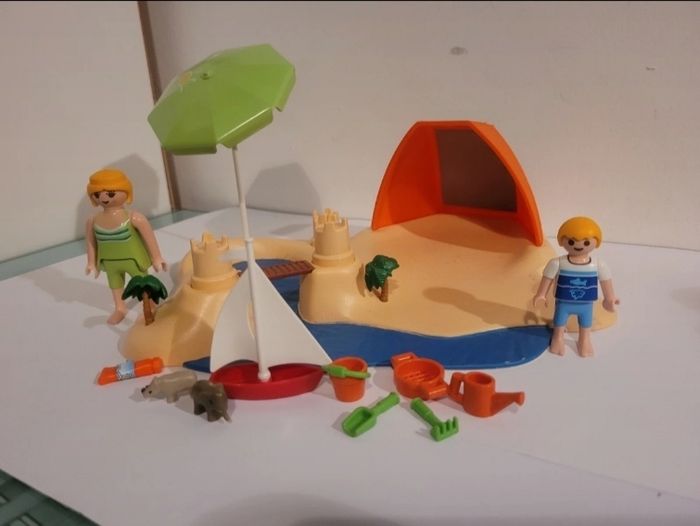 Famille de vacanciers à la plage Playmobil 4149