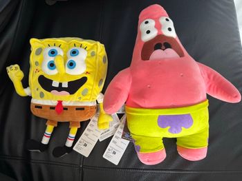 2 peluches bob l’éponge et cactus