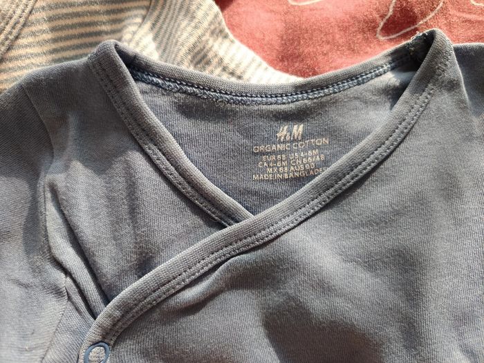 Lot 2 bodies h&m 4/6m tbe - photo numéro 2