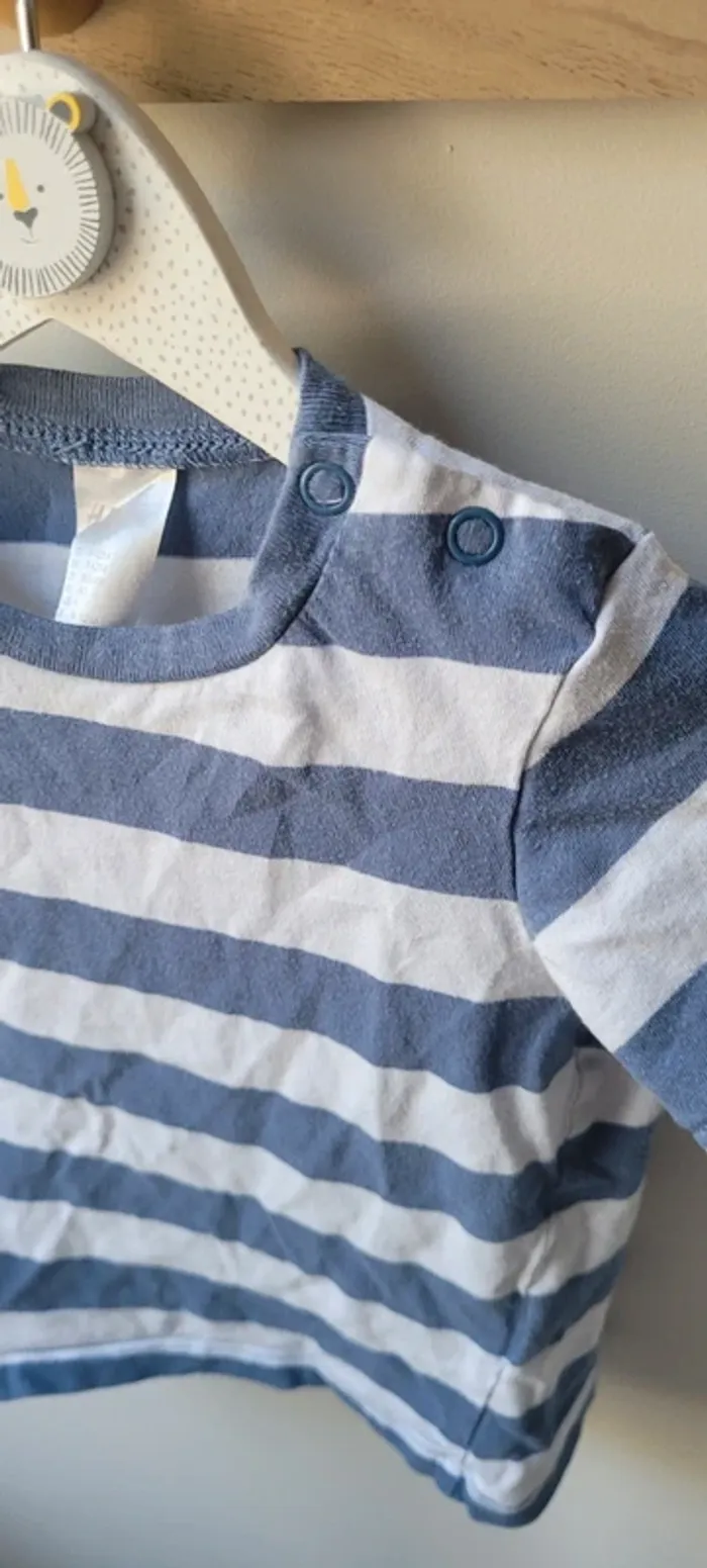 T-shirt manches courtes H&M 1 an - photo numéro 3