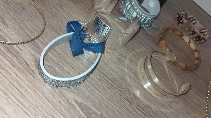 Différents bijoux, bracelets et colliers - photo numéro 4