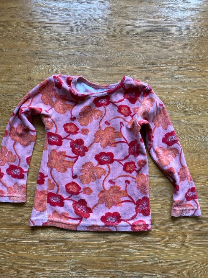 Pull en velours rose à imprimé fleuri taille 92