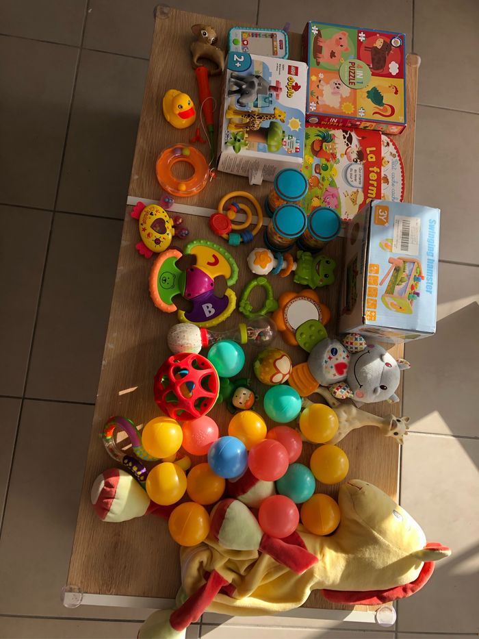 Lot jouets et livres