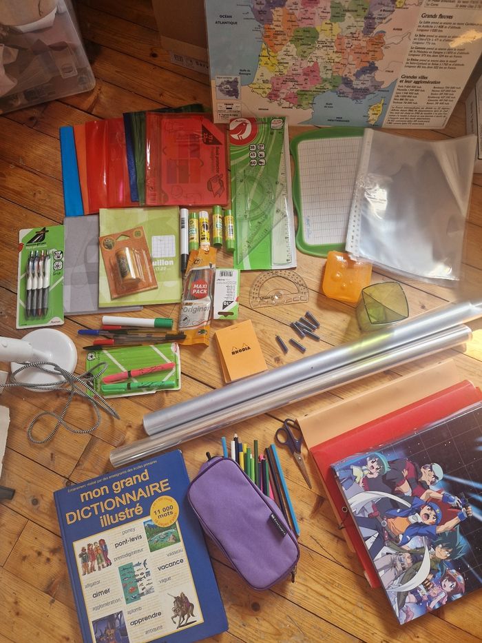 Lot fournitures scolaires + cartable + lampe + dictionnaire - photo numéro 2