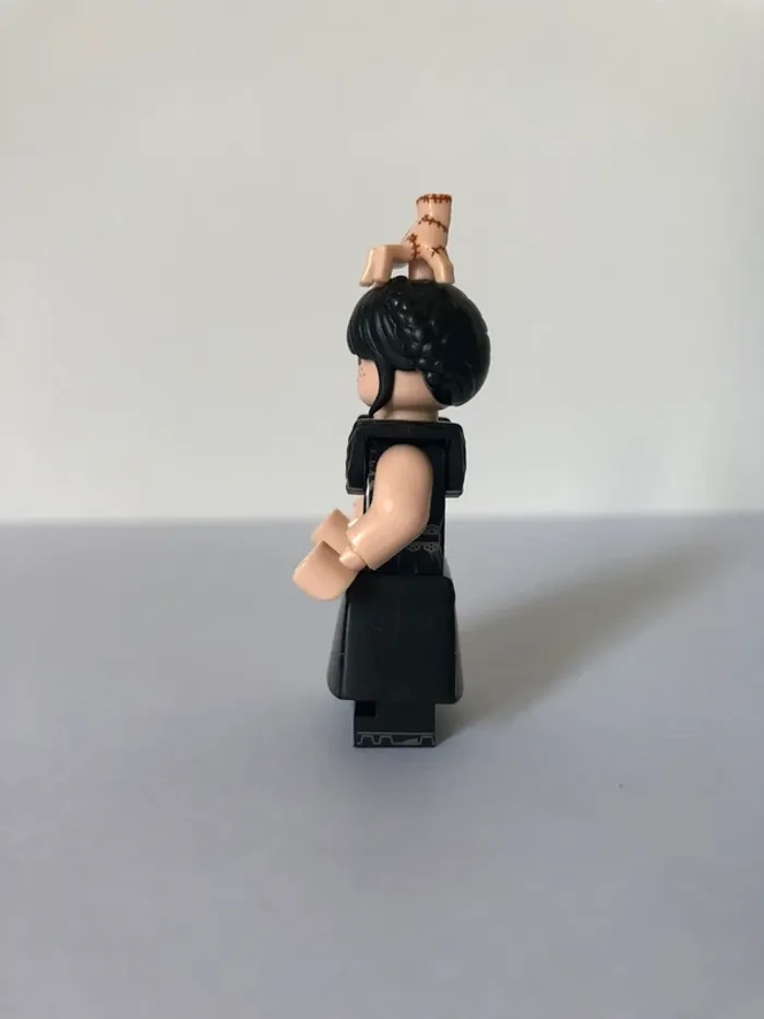 Figurine type lego Mercredi avec la chose. Addams Family - photo numéro 2