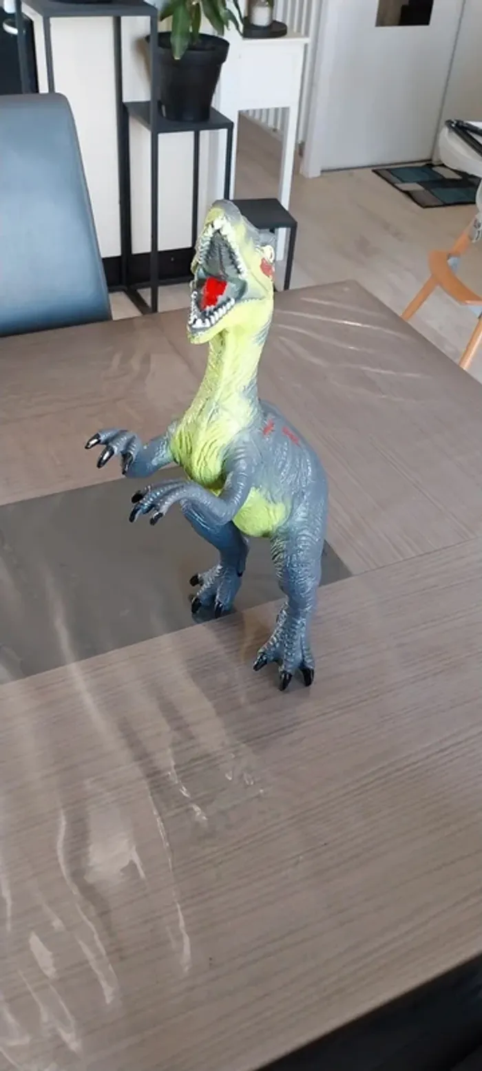 Dinosaure grand modèle en plastique. Très bon état - photo numéro 2