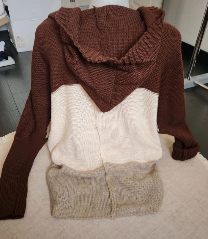 Gilet 3 couleurs mi long avec capuche neuf sans étiquette Taille unique - photo numéro 3