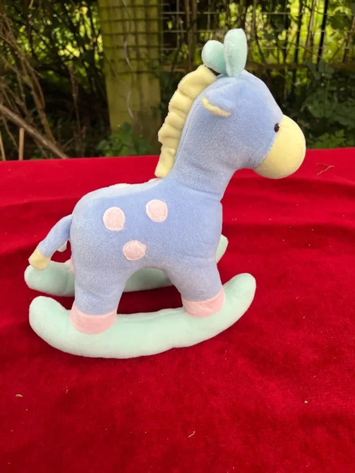 Cheval à bascule  en peluche pastel Hochet  – doudou décoratif bébé / chambre enfant Auchan - photo numéro 2
