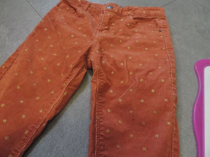 pantalon en velours kiabi taille 8 ans très bon état juste un peu usé aux genoux - photo numéro 3
