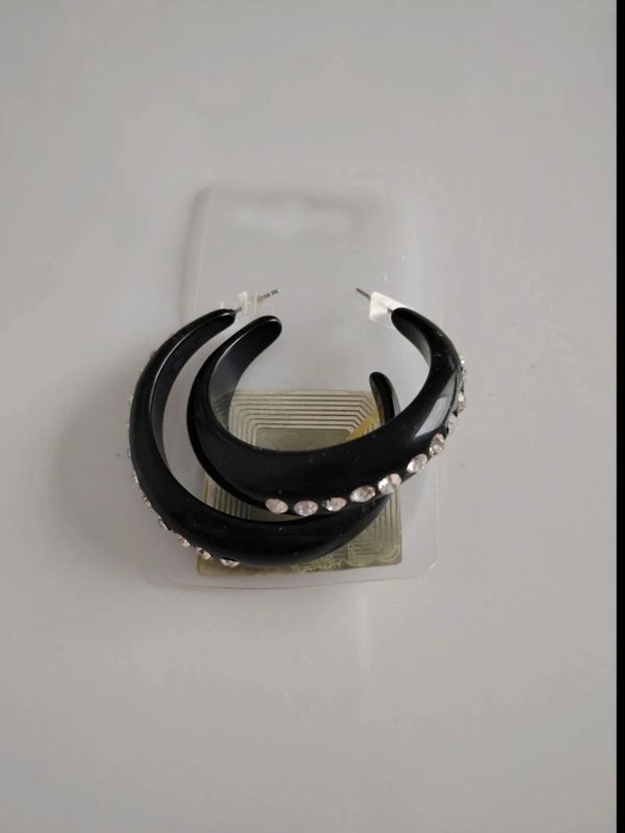 Boucles d'oreilles noires avec perle