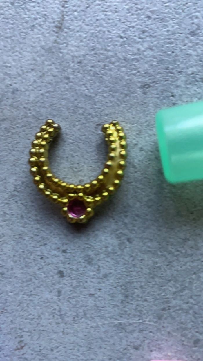 Lot accessoires pour poupée Barbie chaussures gourde collier sac parfum - photo numéro 9