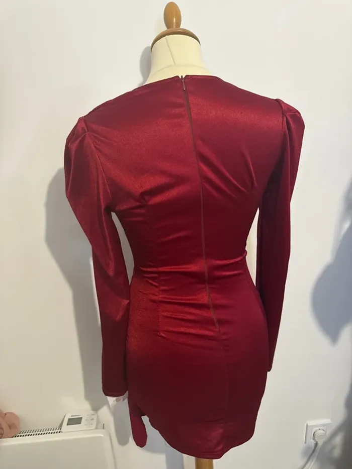 Robe femme rouge satinée - Taille S/M - Pineapple Moda - Neuve avec étiquette - photo numéro 4