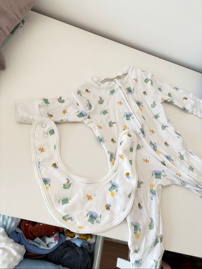 Pyjama 1 mois + bavoir - photo numéro 3