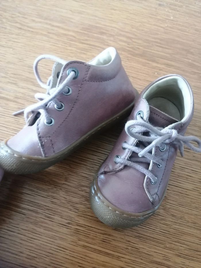 Chaussure rose à lacets