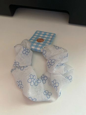 Chouchou blanc en voile à fleurs bleues
