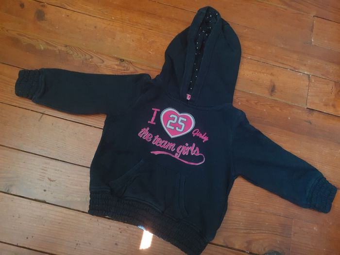 Pull noir à capuche motif cœur rose