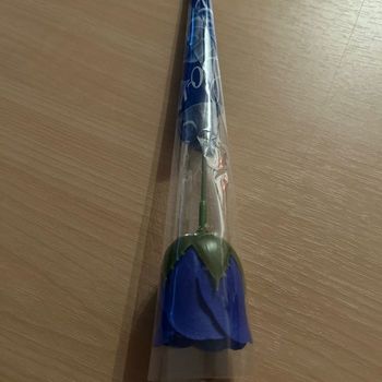 1 rose de savon bleu neuve