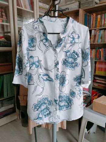 Chemisier fluide  imprimé fleuri  bleu, 100%  viscose,  Made  in  Italy,  élégance et  légèreté