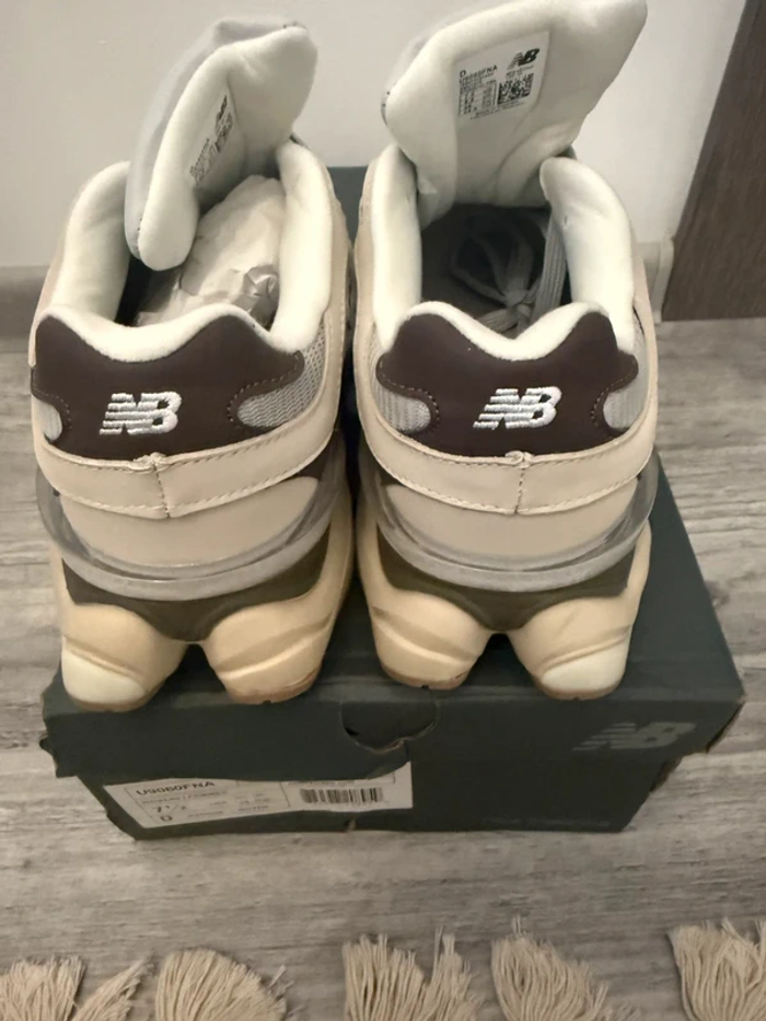 Baskets New Balance 9060 FAN taille 40 - photo numéro 3