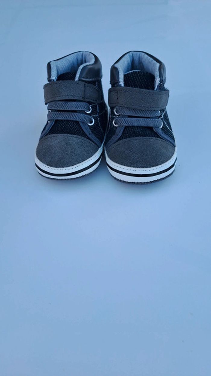 💚Baskets montantes bébé noir et gris – pratiques et stylées - photo numéro 3
