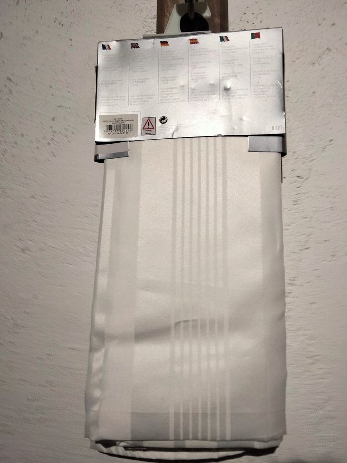 Nappe damassée blanche ronde - photo numéro 4